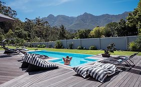 A Riverbed Guesthouse